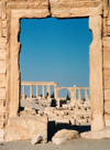 Syria - Palmyra: portal - framing the ruins - Unesco world heritage site (photo by J.Kaman)