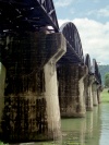 Thailand - Kanjanaburi / Kanchanaburi (Kanjanaburi province): the bridge over the river Kwai - the pillars (photo by M.Bergsma)