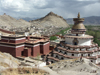 Tibet - Gyantse - Xigaz Prefecture: the Kumbum chorten - a stupa with chapels inside - the Palchor / Palkhor monastery and the town - photo by P.Artus