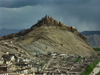 Tibet - Gyantse: the Dzong dominates the town - castle - photo by P.Artus