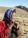 Tibet - Lake Namtso: woman (photo by P.Artus)