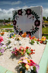 Tonga - Tongatapu - Nuku'alofa: graveyard scene - photo by D.Smith