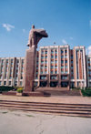 Moldova - Tiraspol (Transdniestr / Pridnestrovie / PMR): Vladimir Ilich Lenin monument - presidential palace - Vladimir Smirnov's residence on ulitsa 25 Oktober (photo by M.Torres)
