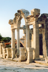 Turkey - Efes / Ephesus: Hadrian's temple - photo by M.Torres