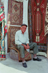 Turkey - Derinkuyu: carpet seller - photo by J.Kaman