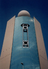 Abu-Dhabi, UAE: Radar dome on a skyscraper? - Etisalat Head Office Building - Emirates Telecommunications Corporation - Aga Khan Award in 1995 - golf ball tower designed by Arthur Erickson Associates - Rashid Bin Saeed Al Maktoum St - photo by M.Torres