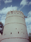UAE - Al-Ayn (Abu Dhabi): white tower at Sheikh Sultan bin Zayed Al Nahyan Fort / Eastern fort - photo by M.Torres