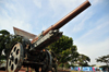 Entebbe, Wakiso District, Uganda: war memorial on Portal Road - 130 mm heavy gun L35 model of 1909,  Fried. Krupp A.G. - photo by M.Torres