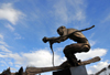 Vail, Eagle County, Colorado, USA: bronze sculpture of a skier - 'The Edge', by Gail Folwell - Mountain Plaza - photo by M.Torres