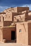 Pueblo de Taos, New Mexico, USA: the roofs are made of cedar logs, their ends protruding through the walls; on the logs are mats of branches on which are laid grasses covered with a thick layer of mud and a finishing coat of adobe plaster - North Pueblo - photo by M.Torres