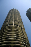 Chicago, Illinois, USA: corn cob towers - Marina City with parking, apartments, shops and river access - State Street - architect Bertrand Goldberg - photo by C.Lovell