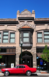 Boise, Idaho, USA: Gem and Noble Building and red Mustang - Romanesque architecture - facade on 10th street - photo by M.Torres