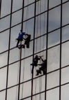 Atlanta GA / ATL / PDK / JAJ / FTY : urban hygiene - workers cleaning a skyscrapper facade - photo by M.Torres