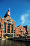 Baltimore, Maryland, USA: Power Plant - Dugan's Wharf - brick buildings with terra cotta trim and steel frame construction - Hard Rock Caf and Barnes and Noble bookstore - pedestrian bridge between piers 3 and 4 - photo by M.Torres