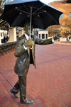 Portland, Oregon, USA: 'Allow Me' - bronze statue of a man offering his umbrella - sculptor J. Seward Johnson - Pioneer Courthouse Square - photo by M.Torres
