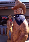 Newport (Oregon): wooden cowboys - photo by F.Rigaud