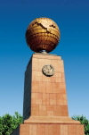 Uzbekistan - Tashkent / Toshkent / TAS: monument on Independence Square / Mustaqillik - golden globe - world (photo by J.Marian)