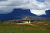 14 Venezuela - Bolivar - Canaima NP - A hut in the village of Paraitepui, Kukenan in the background - photo by A. Ferrari