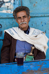 Amran, Yemen: local man at tea shop - Jambiya at the waist - photo by J.Pemberton