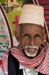 Sana'a / Sanaa, Yemen: portrait of old man in traditional hat and scarf - kofia hat, woven from bamboo - photo by J.Pemberton