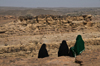 Wadi Dhahr, Al-Mahwit Governorate, Yemen: women in hijab looking out over the Wadi - abayas - photo by J.Pemberton