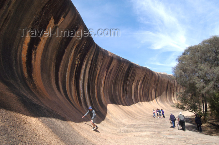 Hyden, Outback (WA): Wave Rock - Tourists - photo by B.Cain