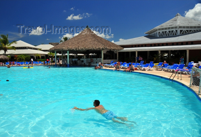 Río San Juan, María Trinidad Sánchez province, Dominican republic: pool and  pool bar at the Bahia Principe resort - photo by  -  